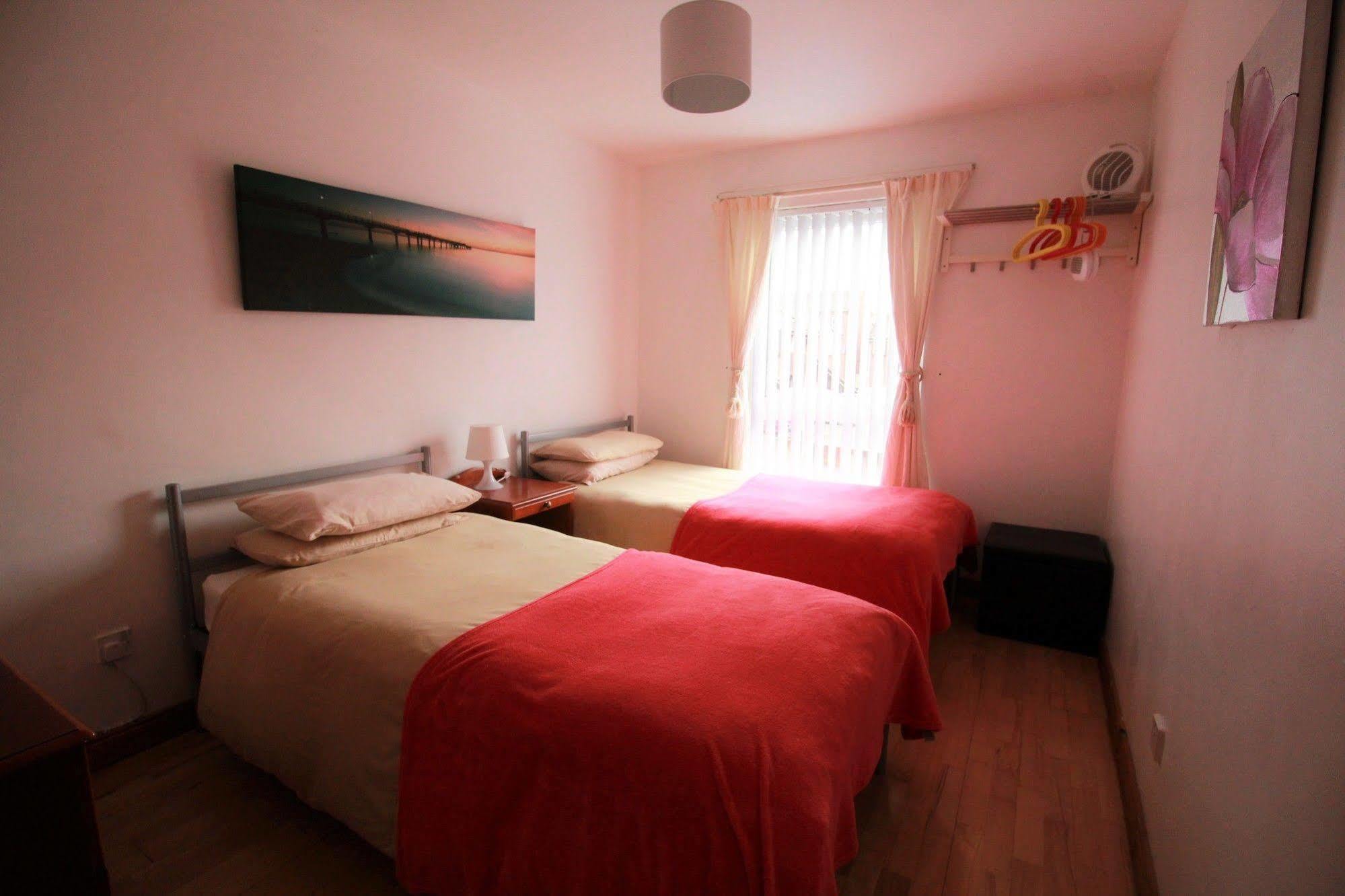 Perfect Central City Location - Parking - 3 Beds - 2 Bedrooms بلفاست المظهر الخارجي الصورة