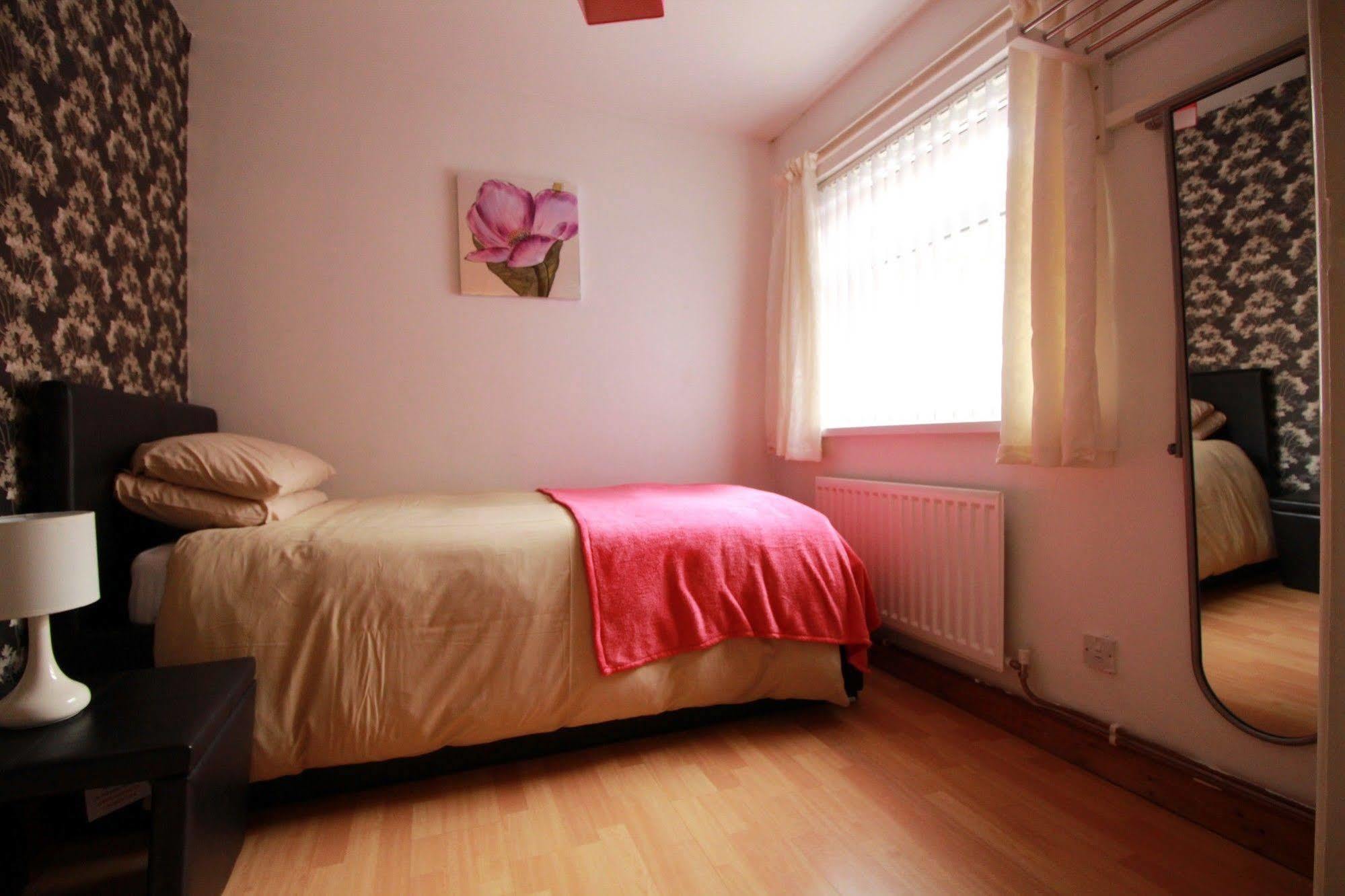 Perfect Central City Location - Parking - 3 Beds - 2 Bedrooms بلفاست المظهر الخارجي الصورة
