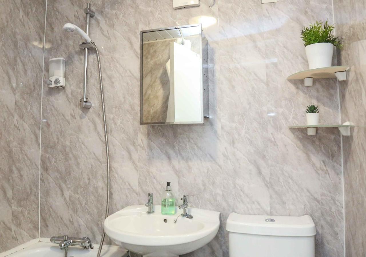 Perfect Central City Location - Parking - 3 Beds - 2 Bedrooms بلفاست المظهر الخارجي الصورة
