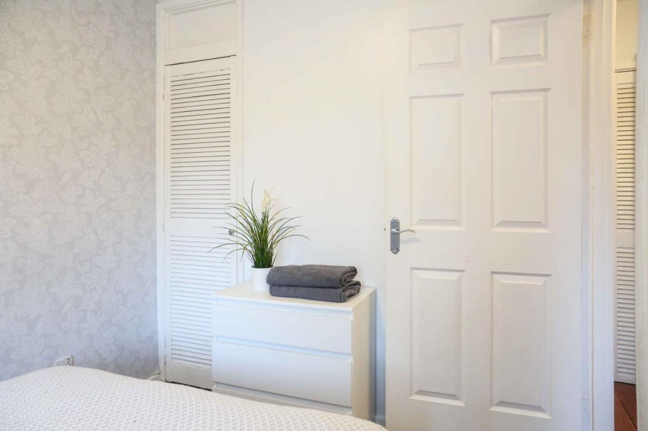 Perfect Central City Location - Parking - 3 Beds - 2 Bedrooms بلفاست المظهر الخارجي الصورة